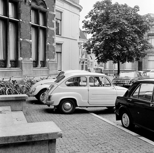 126603 Afbeelding van enkele op het Domplein te Utrecht geparkeerde auto's.